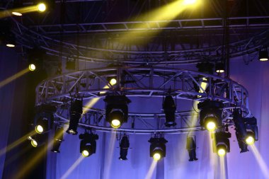 İnşaat ışığı ışınını aşağı doğru sarı renkte hareket ettirme performansı
