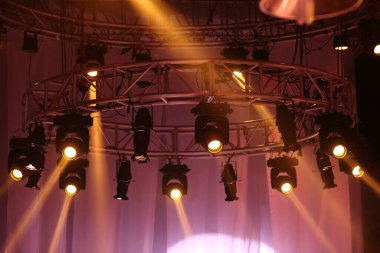 Yapı ışığı ışınını aşağıya doğru kırmızı renkte hareket ettirme performansı