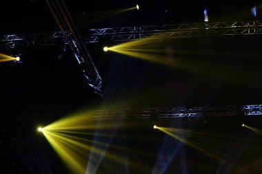 Par Lights sahne olayında Spotlight ışınları raf inşaatında hareket ediyor