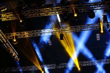 Par Lights sahne olayında Spotlight ışınları raf inşaatında hareket ediyor