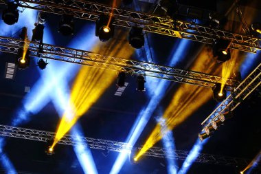 Par Lights sahne olayında Spotlight ışınları raf inşaatında hareket ediyor