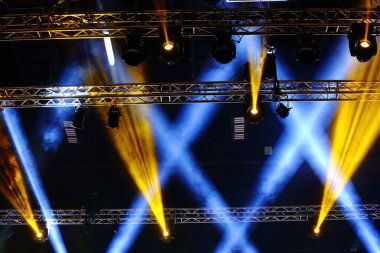 Par Lights sahne olayında Spotlight ışınları raf inşaatında hareket ediyor