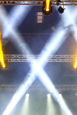 Par Lights sahne olayında Spotlight ışınları raf inşaatında hareket ediyor