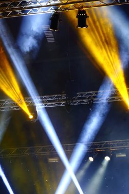 Par Lights sahne olayında Spotlight ışınları raf inşaatında hareket ediyor