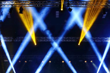 Par Lights sahne olayında Spotlight ışınları raf inşaatında hareket ediyor