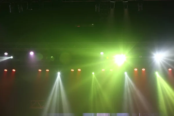 パーライトは ステージイベントでラック建設上のスポットライト線移動照明をビーム — ストック写真