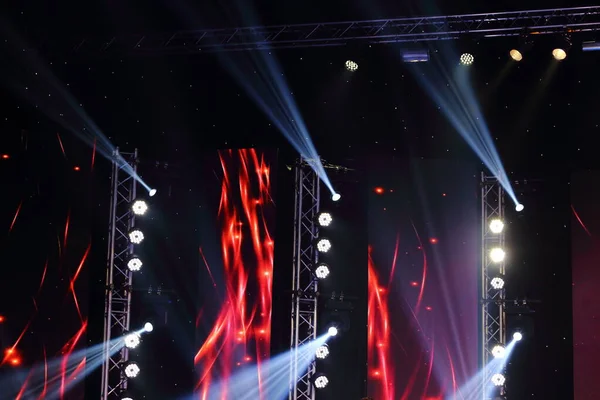 Par Lights sahne olayında Spotlight ışınları raf inşaatında hareket ediyor
