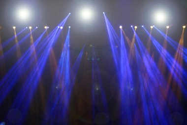 İnşaat ışığı ışınlarını aşağı doğru sarı mavi renkte, konser ve moda rampasında hareket ettirme performansı