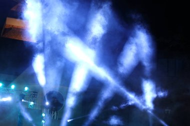 İnşaat ışığı ışınlarını aşağı doğru sarı mavi renkte, konser ve moda rampasında dumanla hareket ettirme performansı