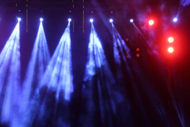 İnşaat ışığı ışınlarını aşağı doğru sarı mavi renkte, konser ve moda rampasında dumanla hareket ettirme performansı