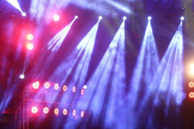 İnşaat ışığı ışınlarını aşağı doğru sarı mavi renkte, konser ve moda rampasında dumanla hareket ettirme performansı
