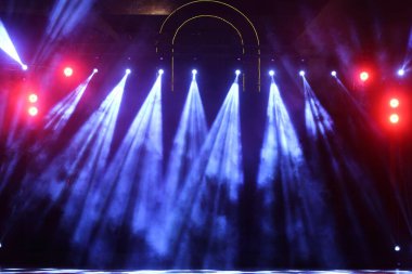 İnşaat ışığı ışınlarını aşağı doğru sarı mavi renkte, konser ve moda rampasında dumanla hareket ettirme performansı