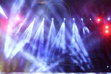 İnşaat ışığı ışınlarını aşağı doğru sarı mavi renkte, konser ve moda rampasında dumanla hareket ettirme performansı