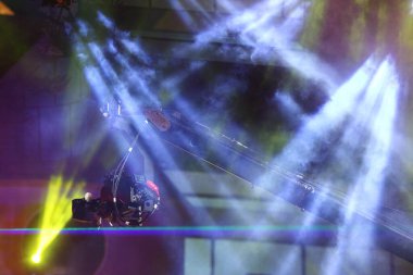 İnşaat ışığı ışınını aşağı doğru sarı mavi renkte, konser ve moda rampasında, kamera vdo üretimi hareket vinci canlı yayın için canlı video vincinde