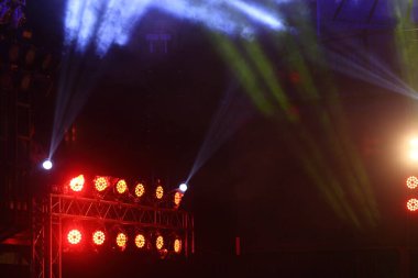 İnşaat ışığı ışınlarını aşağı doğru sarı mavi renkte, konser ve moda rampasında dumanla hareket ettirme performansı