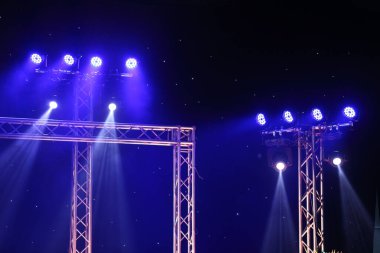 İnşaat ışığı ışınlarını aşağı doğru sarı mavi renkte, konser ve moda rampasında hareket ettirme performansı