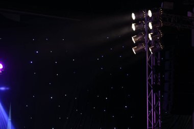 İnşaat ışığı ışınlarını aşağı doğru sarı mavi renkte, konser ve moda rampasında hareket ettirme performansı