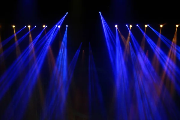 Performance Bewegte Beleuchtung Auf Baustellenlichtstrahl Nach Unten Gelb Blauer Farbe — Stockfoto