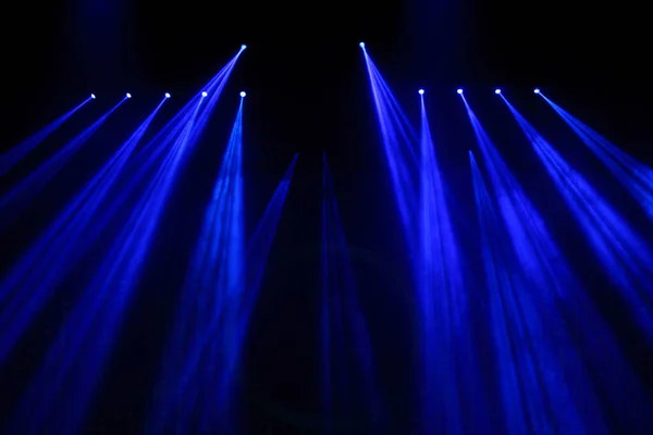 在音乐会及时装秀舞台坡道上 建筑灯光照射下黄色蓝光的表演 — 图库照片