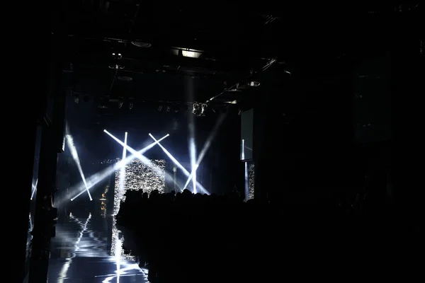 Pasarela Vacía Pasarela Del Desfile Moda Con Iluminación Haz Móvil — Foto de Stock