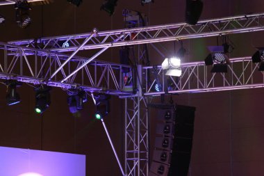 İnşaat ışığı ışınlarını aşağı doğru sarı mavi renkte, konser ve moda rampasında hareket ettirme performansı