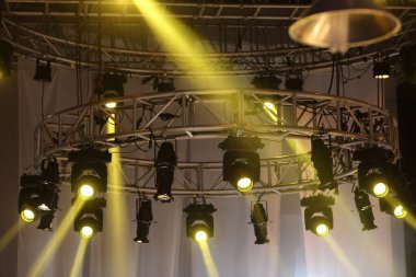 İnşaat ışığı ışınını aşağı doğru sarı renkte hareket ettirme performansı