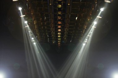 Birçok Par Led Lights Spotlight ışını, moda defilesinin dekoratif zemin tarzı için, Moda Şovu Etkinliği 'nin karanlık oda performansı için, askı inşaat tavanında hareket eden ışıklar.