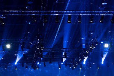 İnşaat ışığı ışınlarını aşağı doğru sarı mavi renkte, konser ve moda rampasında hareket ettirme performansı