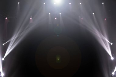Sahne rampasında, beyaz renkli inşaat ışığı üzerinde Led Par ışıklandırması, konser ve moda rampasında, tahıl ve gürültüye düşük ışıkta maruz kalma, boş alan kopyalama alanında