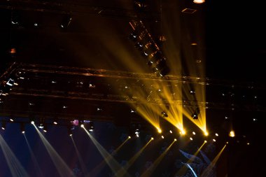 İnşaat ışığı ışınlarını aşağı doğru sarı mavi renkte, konser ve moda rampasında hareket ettirme performansı