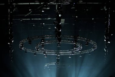 Led Par 'ın inşaat ışıklarını aşağı doğru, sarı mavi renkte, dumanla, konser ve moda rampasında, düşük ışıkta, tahıl ve gürültüyle hareket ettirme performansı.