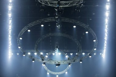 Led Par 'ın inşaat ışıklarını aşağı doğru, sarı mavi renkte, dumanla, konser ve moda rampasında, düşük ışıkta, tahıl ve gürültüyle hareket ettirme performansı.