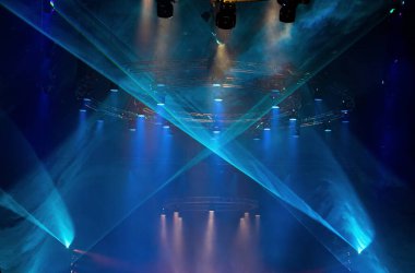 Led Par 'ın inşaat ışıklarını aşağıya doğru mavi renkte, lazer duman grafiğiyle, konser ve moda rampasıyla, düşük ışıkta tahıl ve gürültüyle hareket ettirme performansı.
