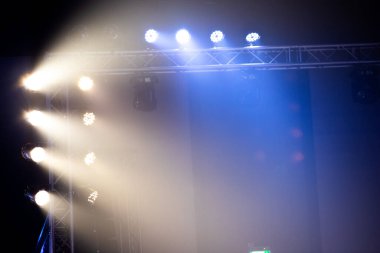 Sahne rampası ve konserde, inşaat ışığı ışınlarını mavi renkte aşağıya doğru hareket ettirme performansı