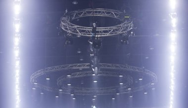 Led Par 'ın inşaat ışıklarını aşağı doğru, sarı mavi renkte, dumanla, konser ve moda rampasında, düşük ışıkta, tahıl ve gürültüyle hareket ettirme performansı.