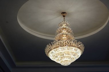 Kristal avize, kopyalama alanı olan düz tavan arkaplanı