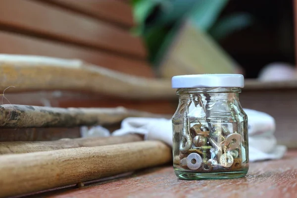 Werkzeuge Schrauben Muttern Klassische Glasflasche Mit Deckel Auf Urbanen Lokalen — Stockfoto