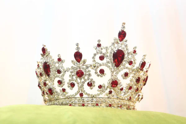 Miss Pageant Korona Wth Biżuteria Diament Perła Srebro Rubinu Poduszki — Zdjęcie stockowe