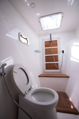İçerideki beyaz tuvalette yatta güneşli gemi gezisi, banyo banyosu, banyo banyosu, okyanus teknesinde yolculuk boyunca tüm denizciler ve yolcular için rahat.
