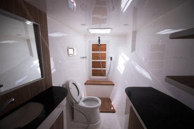 İçerideki beyaz tuvalette yatta güneşli gemi gezisi, banyo banyosu, banyo banyosu, okyanus teknesinde yolculuk boyunca tüm denizciler ve yolcular için rahat.