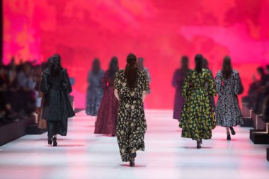 Model yaz moda defilesinde yürüyor. Yüzü olmayan yeni tasarım elbiseler ve kimliği belirsiz biri ya da ışıklandırmayla sahne rampasına geri dönmek. Ek Tahıl Gürültüsü Eklendi