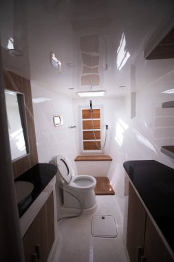 İçerideki beyaz tuvalette yatta güneşli gemi gezisi, banyo banyosu, banyo banyosu, okyanus teknesinde yolculuk boyunca tüm denizciler ve yolcular için rahat.