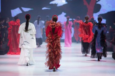 Model yaz moda defilesinde yürüyor. Yüzü olmayan yeni tasarım elbiseler ve kimliği belirsiz biri ya da ışıklandırmayla sahne rampasına geri dönmek. Ek Tahıl Gürültüsü Eklendi