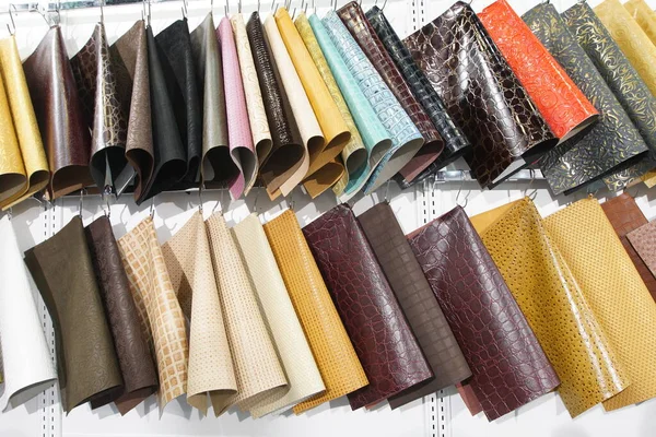 采购产品皮革牛皮的色斑隐藏在不同风格的排行 Upholstery调色板样品 在零售和贸易展示会上向世界各地的买主购买不同类型的表面和选择图案 — 图库照片
