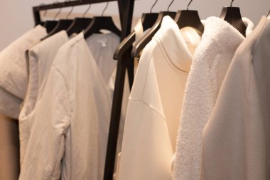 Perakende mağazasında moda tasarım kıyafetleri, yeni koleksiyon yağmurluğu, kar kürkü, günlük kıyafet, bahar yaz mevsiminde stilist hizmetlerle vitrinlere satış, uzay metin logosu.