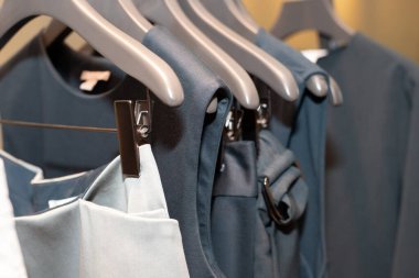 Perakende mağazasında moda tasarım kıyafetleri, yeni koleksiyon yağmurluğu, kar kürkü, günlük kıyafet, bahar yaz mevsiminde stilist hizmetlerle vitrinlere satış, uzay metin logosu.