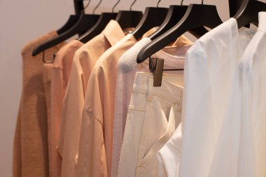 Perakende mağazasında moda tasarım kıyafetleri, yeni koleksiyon yağmurluğu, kar kürkü, günlük kıyafet, bahar yaz mevsiminde stilist hizmetlerle vitrinlere satış, uzay metin logosu.