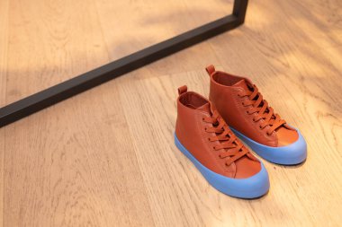 Perakende mağazasında moda tasarımı kıyafetleri perakende mağazasında yeni koleksiyon, bahar yaz sonbahar kış aylarında stilist hizmetlerle vitrinlerde yeni koleksiyon, uzay metin logosunu kopyala