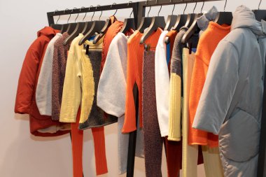 Perakende dükkanında moda tasarım kıyafetleri perakende mağazasında, yeni koleksiyon vitrinlerde kıyafet alışverişinde moda tasarımcısı hizmetleri sonbahar kış mevsiminde, uzay metin logosunun kopyası