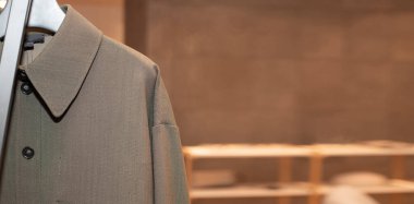 Perakende mağazasında moda tasarım kıyafetleri, yeni koleksiyon yağmurluğu, kar kürkü, günlük kıyafet, bahar yaz mevsiminde stilist hizmetlerle vitrinlere satış, uzay metin logosu.